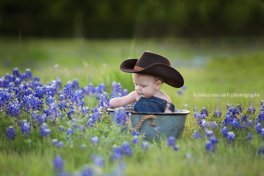 A beautiful family photo session in a Dallas bluebonnet field during golden hour captures the magic of Texas springtime. A mom and child sit among the vibrant wildflowers near Dallas, while siblings smile in a sea of bluebonnets during their North Texas family photoshoot. The golden-hour light adds a dreamy glow to maternity portraits in Frisco, while toddlers play and explore the delicate blooms. Candid family photography in a North Texas bluebonnet meadow highlights the joy of the season, with children running through the flowers and parents soaking in the moment. From stunning spring family portraits to classic bluebonnet mini sessions, these Dallas-area photos celebrate the beauty of Texas in full bloom.